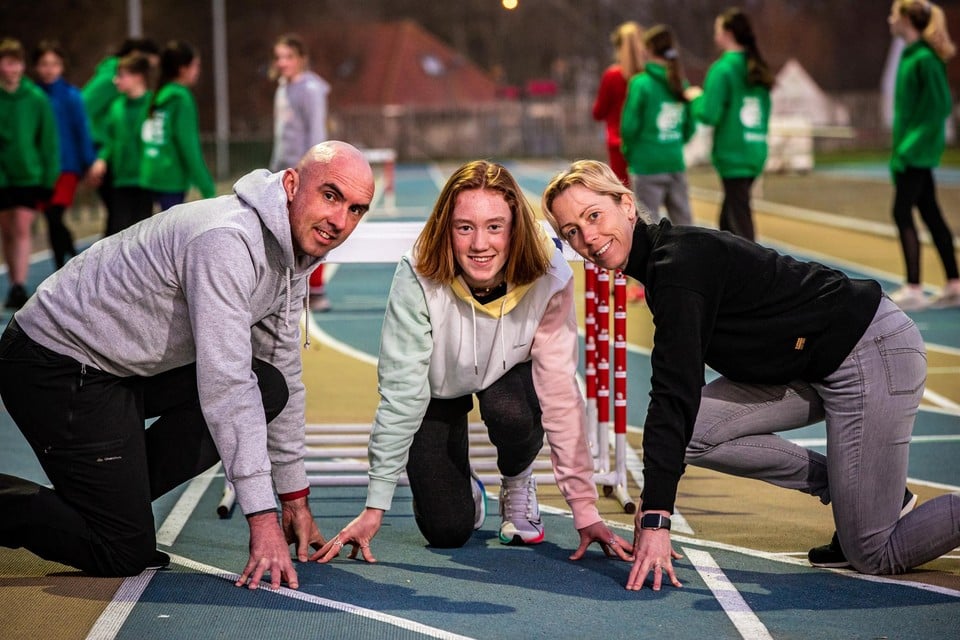 Sterre Provost tussen vader Kjell Provost en moeder Sandra Stals. 