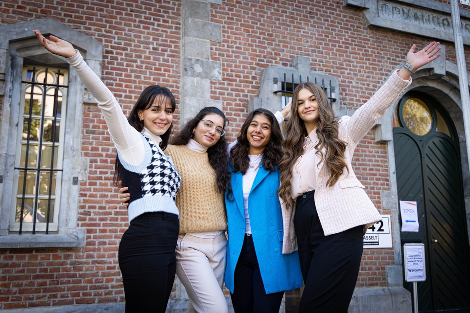 Studentenvereniging Hidaya is opgericht door zes vriendinnen aan de UHasselt. Op de foto: Samira Bedraoui, voorzitster Ummugulsum Yasarlar, Selinay Yavuz en Fazile Loshaj.  