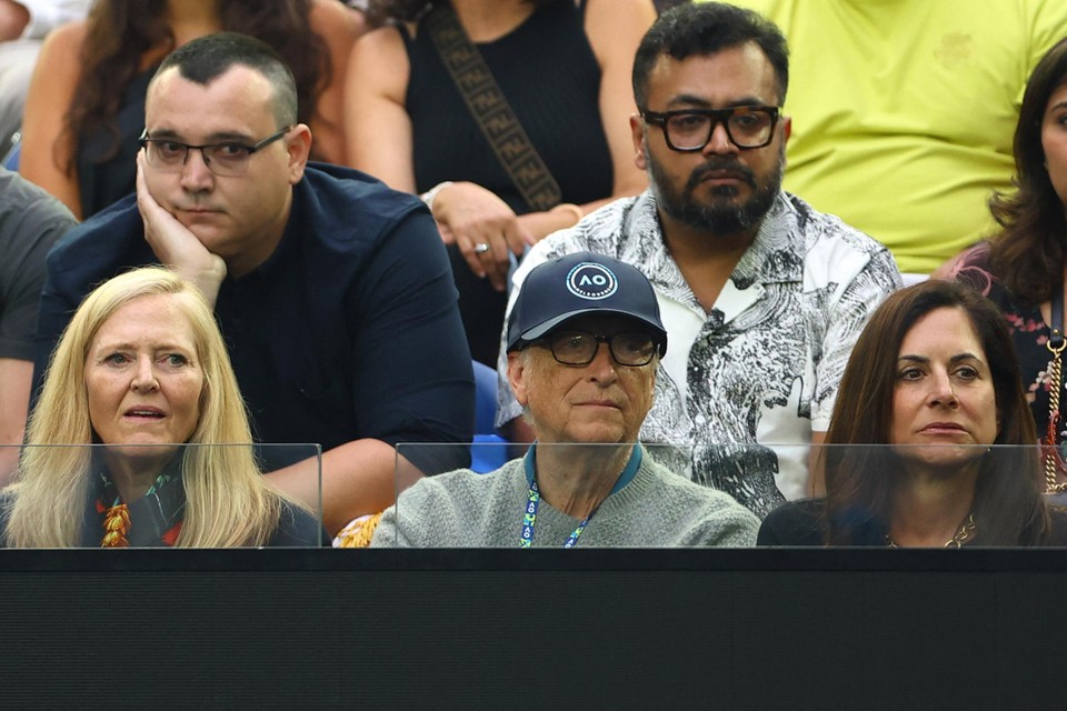 Bill Gates zit naast Paula Hurd (rechts) tijdens de Australian Open
