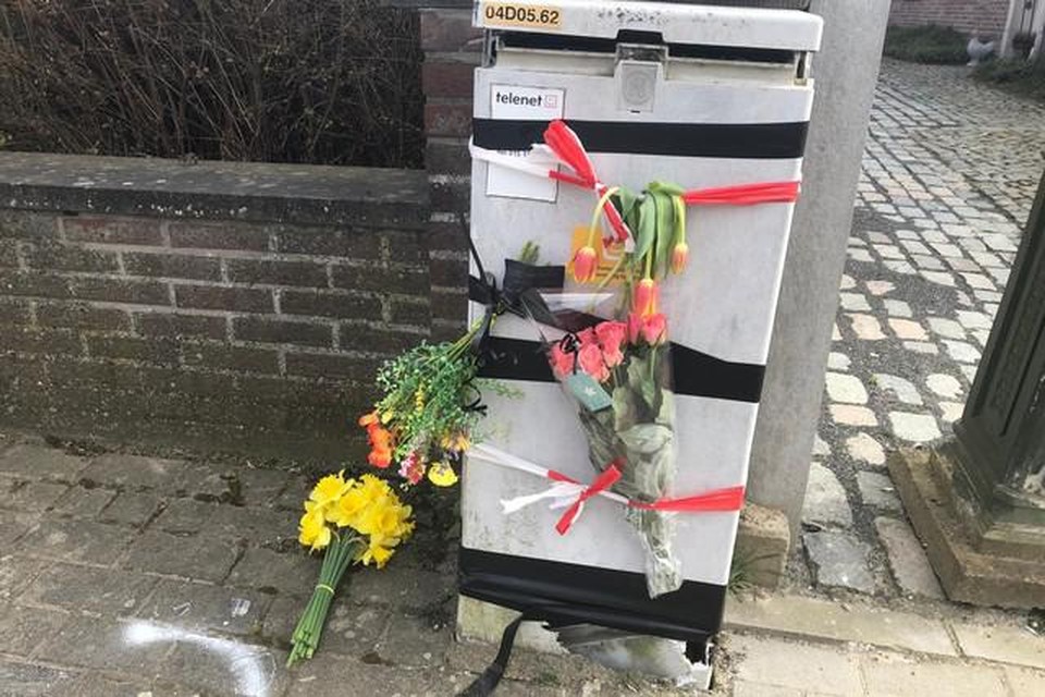 Op de plaats van het ongeval werden bloemen neergelegd. 