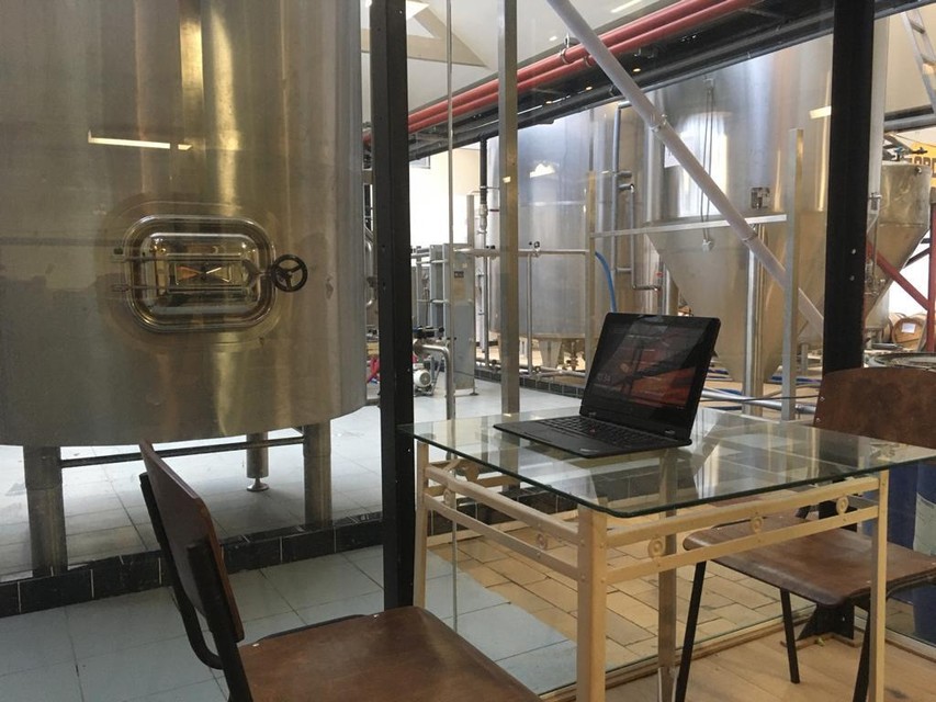 Blokken met zicht op de enorme biersilo’s van de brouwerij. 