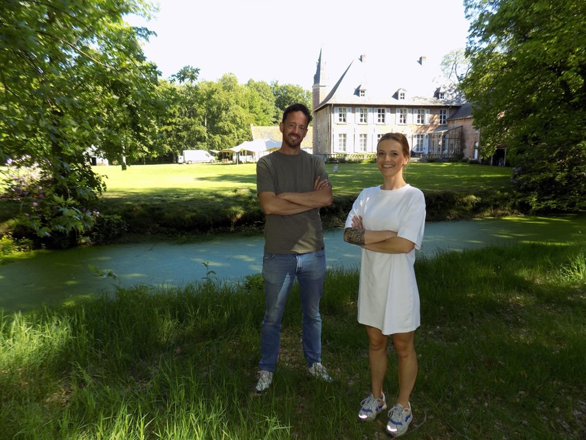 Piet-Hein van Spaendonck en Steffi Van de Sande openen deze zomer opnieuw de zomerbar T. zomert by Gaston aan het kasteel in Tielen. 
