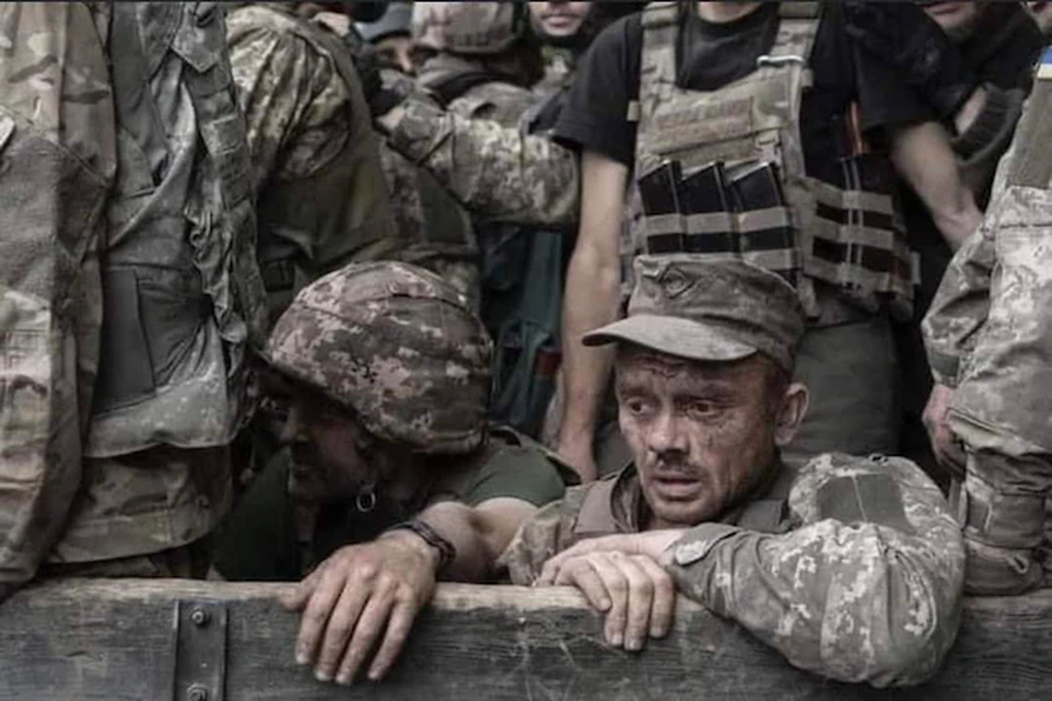 Oekraïense soldaten zijn zaterdag weggevoerd uit de Azot-fabriek 