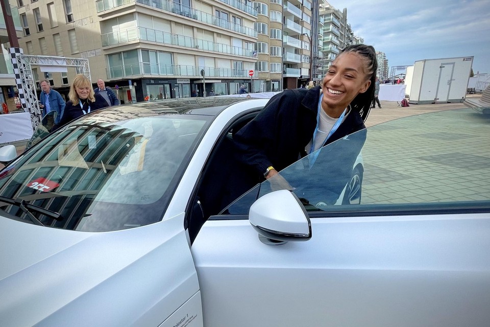 Nafi Thiam nam donderdagochtend plaats in een elektrische Polestar 1.