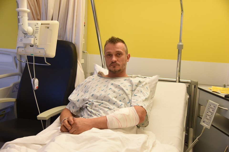 Kris Dalemans ligt met een diepe wonde aan zijn arm in het ziekenhuis. “Ik zal mijn arm wellicht een tijdje niet kunnen gebruiken.”