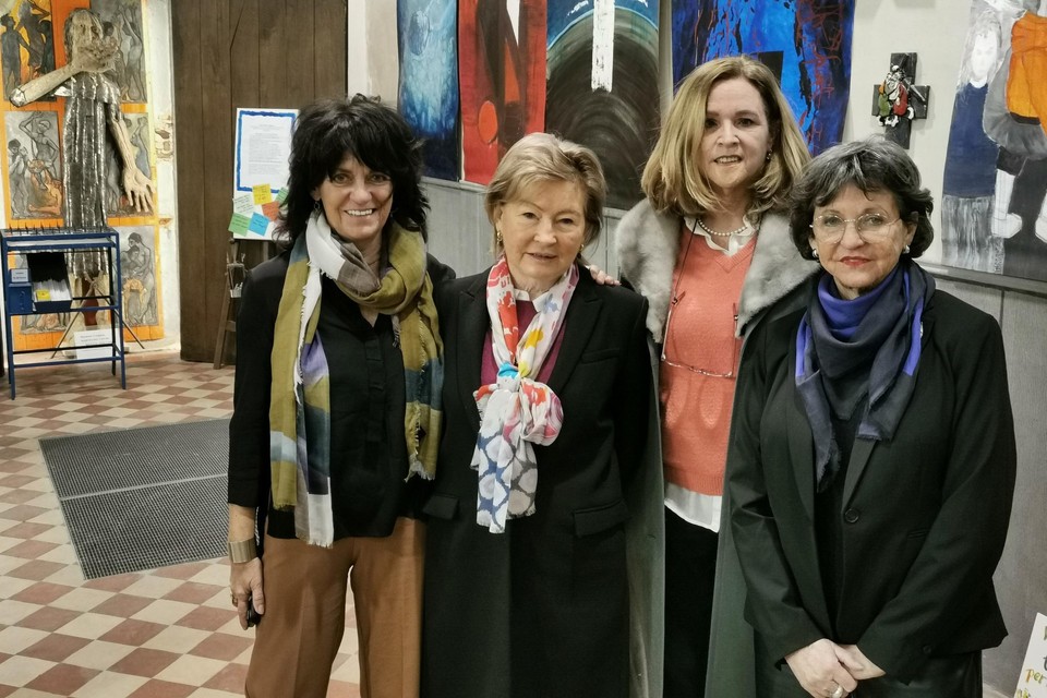 Kunstenaars Marianne Turck, Andrea De Rycke, Lieve De Wolf en Angelica Overwater stellen hun werk tentoon tijdens de Alnetum kunsttentoonstelling in de kerk van Elst.