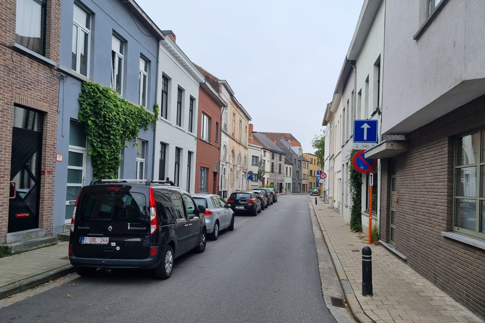 Een beeld van de Ekkergemstraat, waar een man in zijn huis. Het huis zelf staat niet op de foto 