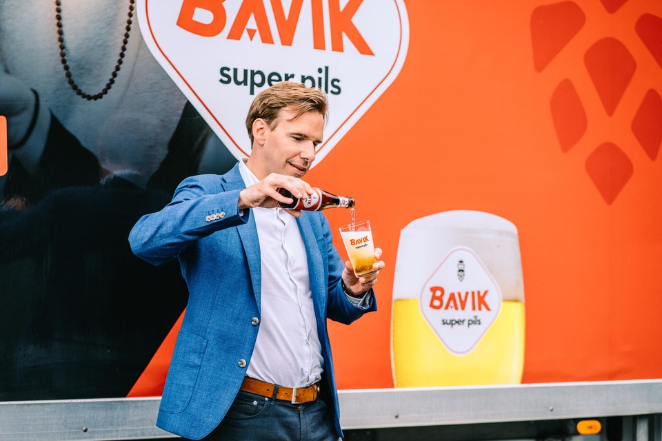 Bert De Brabandere schenkt trots een Bavik Super Pils uit.  