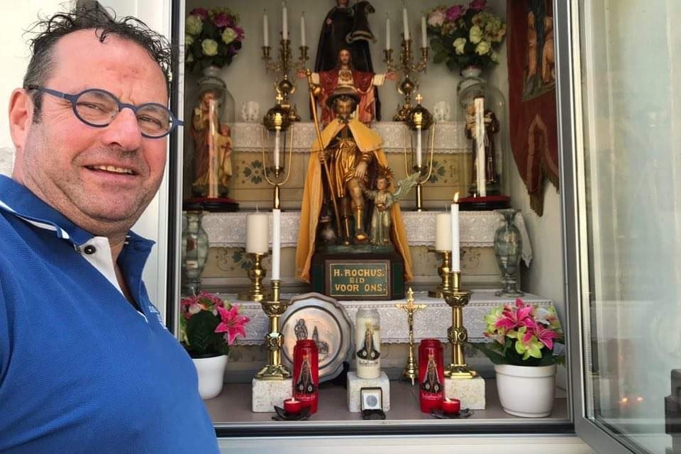 De Sint-Rochuskapel staat er wat verscholen bij in de Sint-Rochusstraat maar wordt nu in tijden van corona herontdekt. Kapelmeester André Govers laat er dagelijks op vraag van wijkbewoners meerdere kaarsen branden.