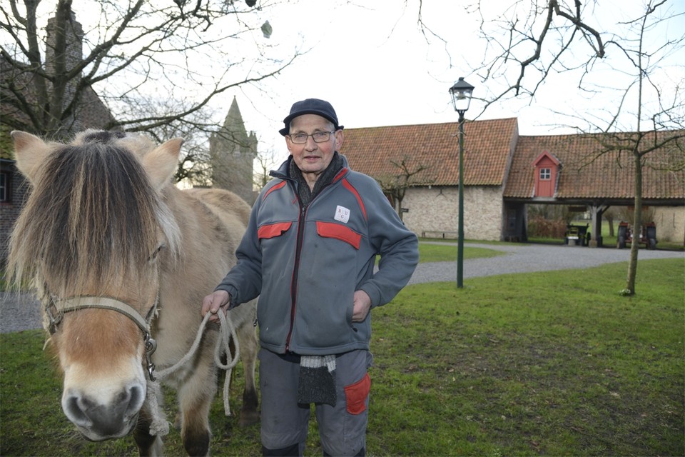 Boer Johan Dombrecht haalt paard Josée nog een laatste keer van stal. “Gelukkig bestaat er nog zoiets als de kinderboerderij.”