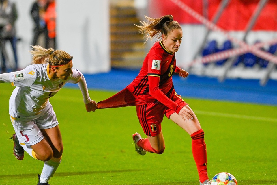 Tessa Wullaert liet zich niet afstoppen tegen Armenië en scoorde vijf goals.