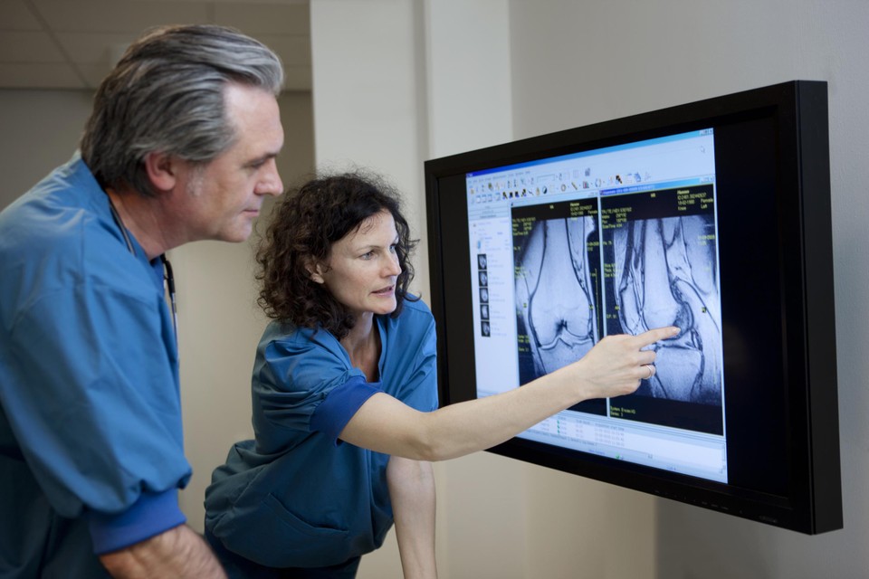 Bij de diagnose van artrose wordt volgens het Kenniscentrum voor Gezondheidszorg te veel geld uitgegeven aan röntgenfoto’s, die niet echt een meerwaarde zouden hebben.