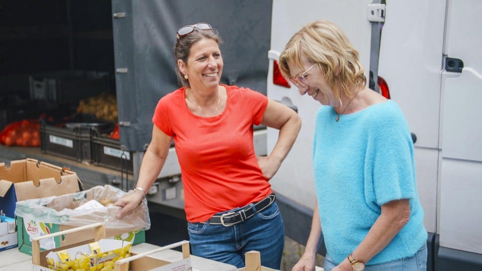 Aicha en Nadine op de markt, dat hadden ze niet verwacht.