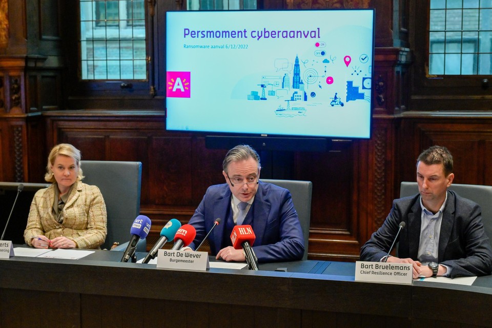 Burgemeester De Wever en schepen Erica Caluwaerts op de persconferentie over de cyberaanval vorige maand. 