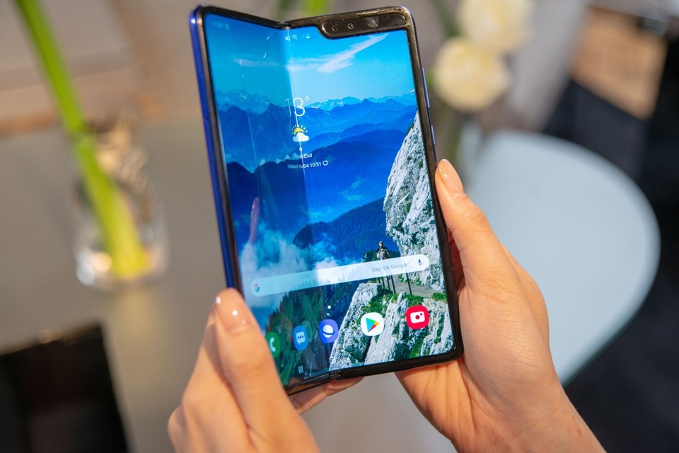 Plooibare smartphone Samsung ligt vrijdag in winkelrekken | Het Nieuwsblad Mobile