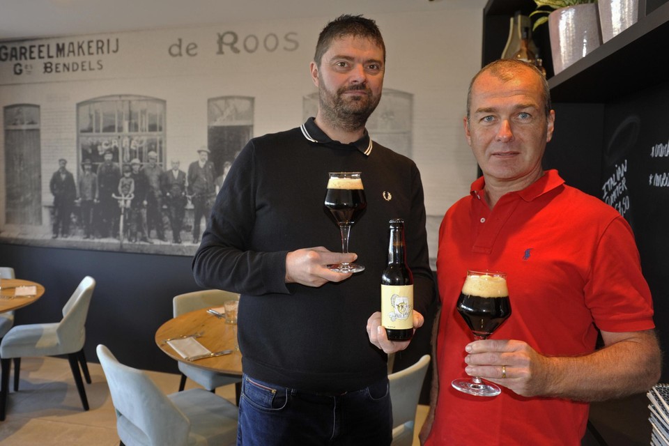 Bruno Franssen (links) met Steve D‘Hoedt, uitbater van restaurant De Roos in Nieuwpoort.