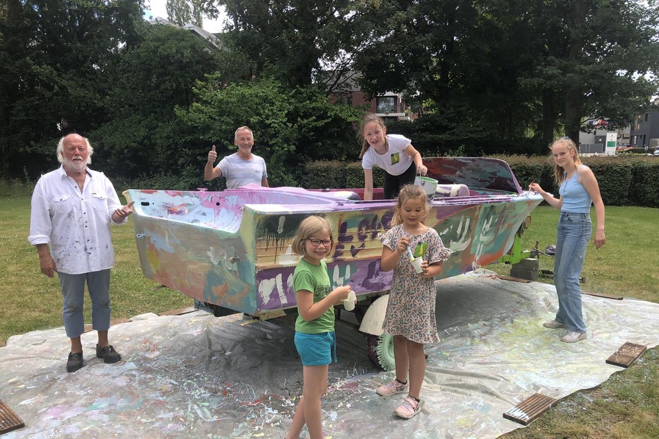 Kunstenaar Luk Vermeerbergen en Jack Stoffels laten de kinderen tijdens de roefeldag in Beerse een bootje helemaal omtoveren tot een kleurrijk kunstwerk.