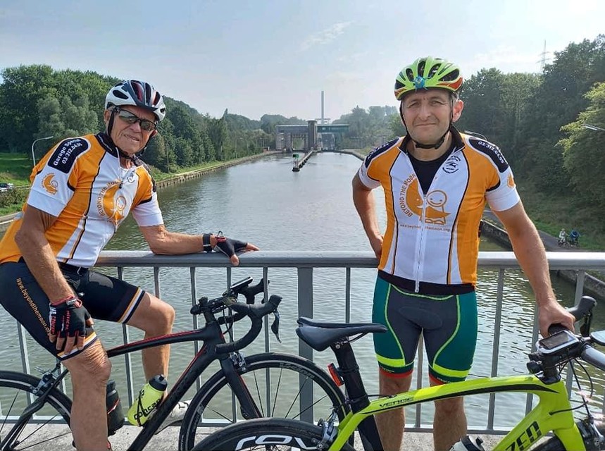 Nest De Vries en Boudewijn Geentjens poseren aan het hellend vlak van Ronquières.