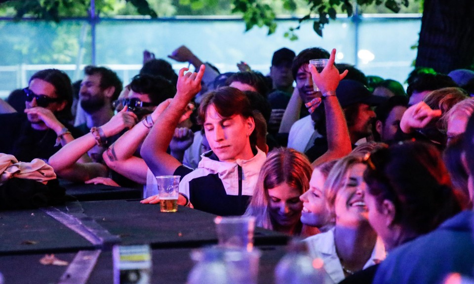 Jongeren genieten van de muziek. 