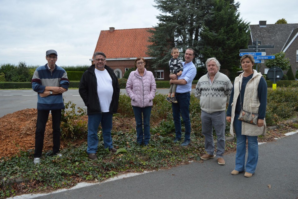 De buurtbewoners zijn misnoegd dat de treurwilg met Mariakapel is verdwenen. Ook de stam is inmiddels uitgefreesd. 