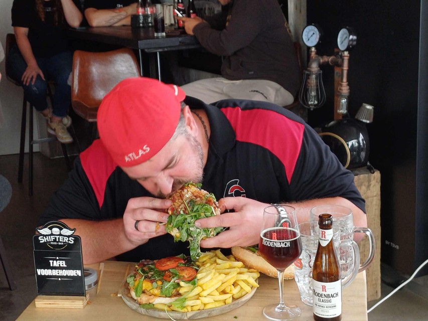 Randy Santel probeerde de Mr. Big Monster Challenge tot een goed einde te brengen: een hamburger van onder meer twee keer 600 gram vlees, spek en groentjes en een grote portie frieten.