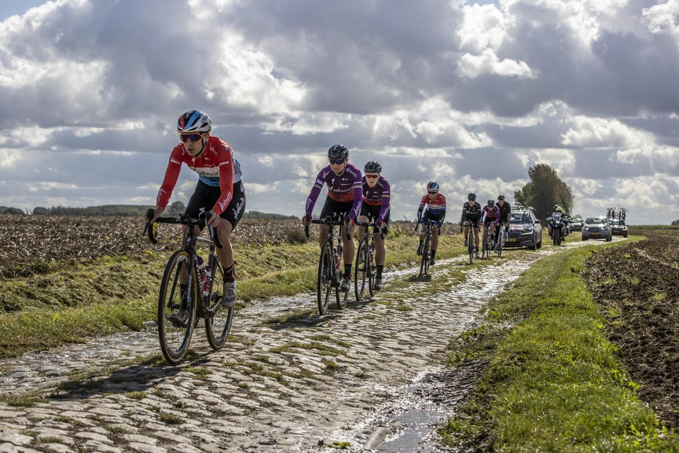 Woensdag verkende Jolien D’hoore met haar ploegmaats de kasseien van Parijs-Roubaix. 