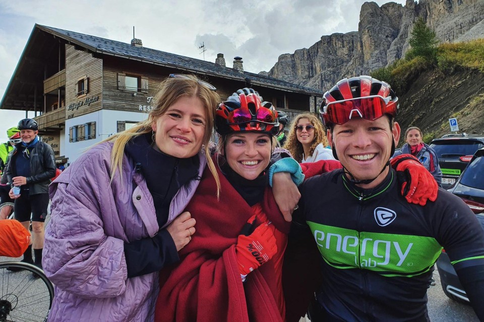 Onder aanmoediging van Eva De Roo haalden de deelnemers van ‘De klim van je leven’ de top in de Dolomieten. 