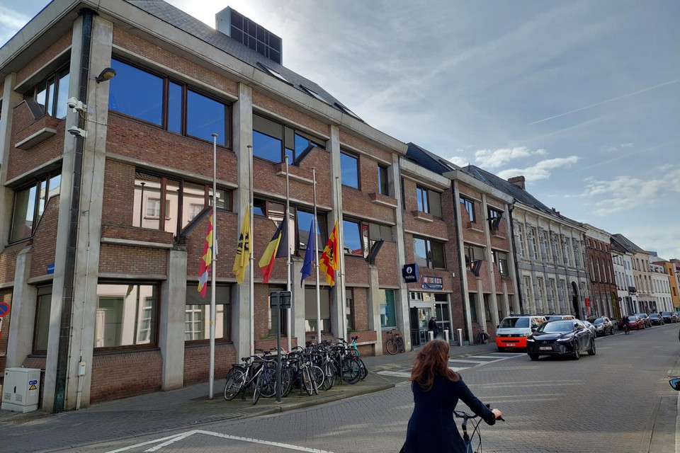 De vlaggen aan het commissariaat in de Frederik de Merodestraat in Mechelen hangen halfstok.