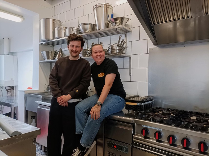 Chefs Robin en Lauren zijn klaar om te starten in de keuken van Café Service.