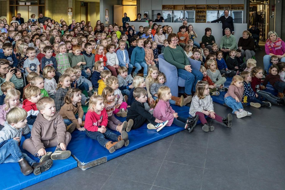 Juf Anne mocht tijdens een afscheidsmoment tussen de kinderen plaatsnemen.