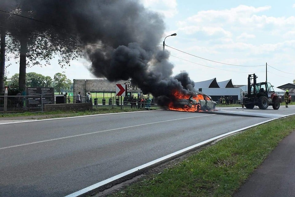 Car crashes against forklift at Camping Graspop and burns out completely, driver to hospital (Dessel)