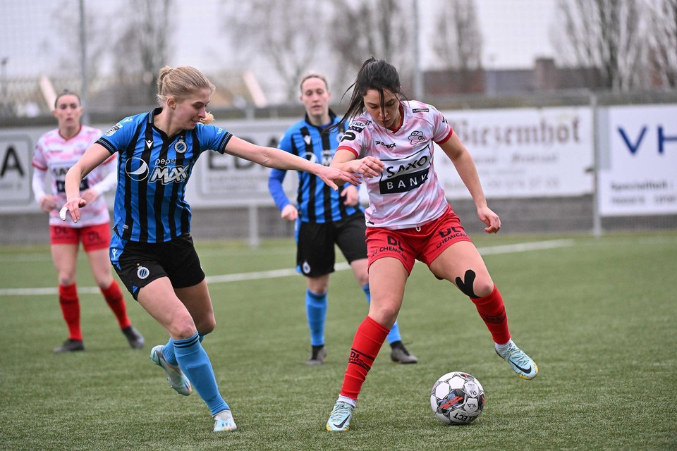 Myriam Benlazar schermt de bal af voor Ludmila Matavkova.