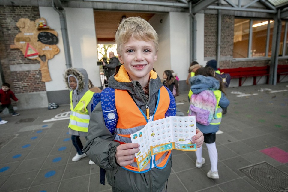 Floreren Vernederen Vijftig 8-jarige Brent krijgt honderd miljoenste sticker van Helm Op Fluo Top-actie  (Mechelen) | Het Nieuwsblad Mobile