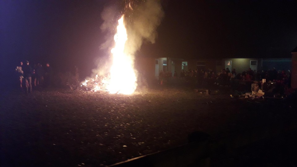 Zo’n driehonderd kerstbomen zorgden voor een gezellige kerstboomverbranding.