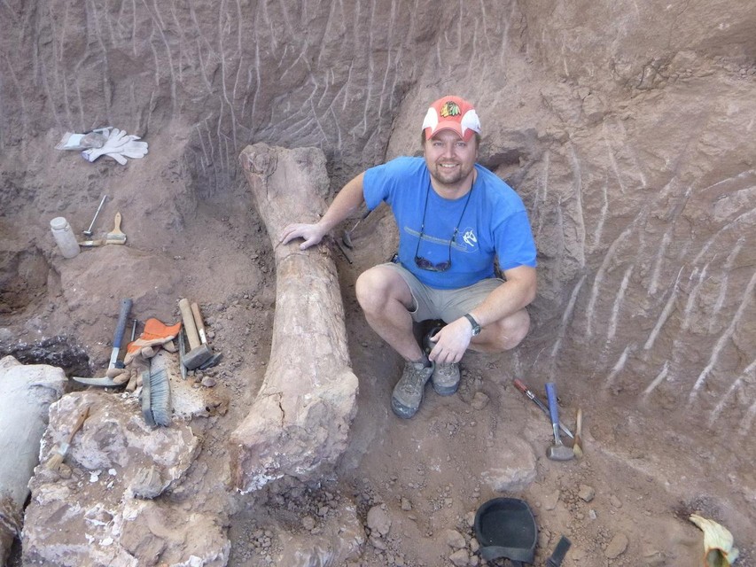 Peter Makovicky tijdens de opgravingen. 