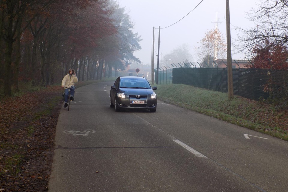 De gemeente Kasterlee rust de Kaliebaan in Tielen, de toegangsweg naar De Hoge Rielen in Lichtaart, uit met een gemengd fiets- en voetpad. Nu moeten fietsers nog over de weg rijden. 