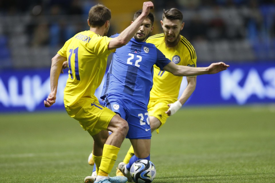 Yan Vorogovskiy (links) ging met Kazachstan onderuit tegen Slovenië.