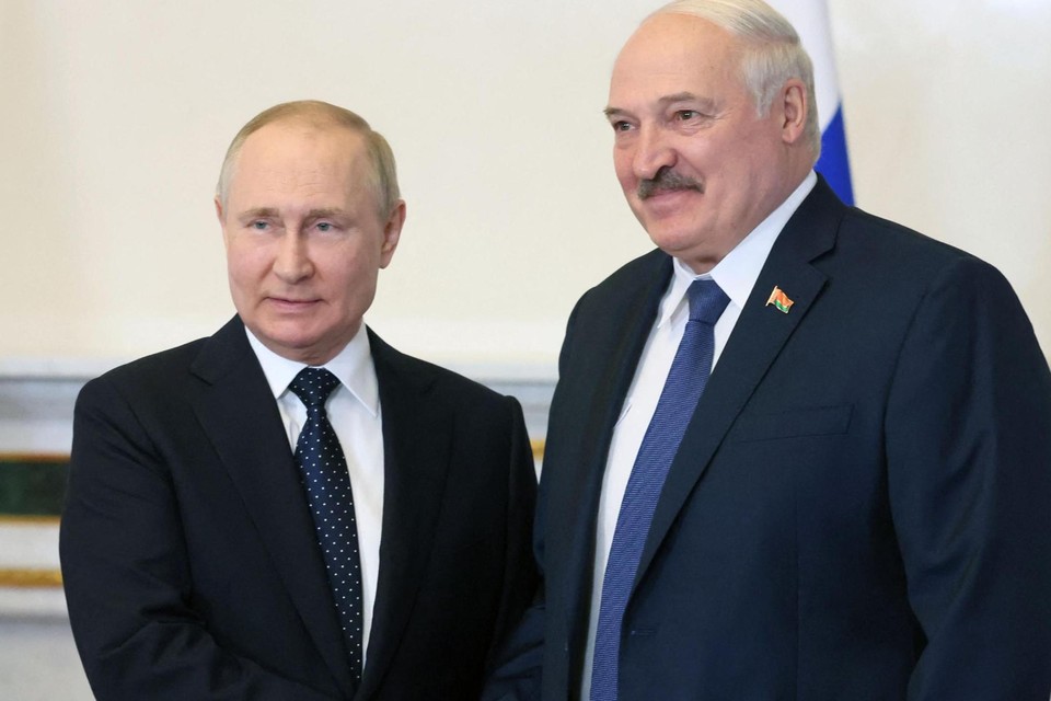 Loekasjenko trok eind juni nog naar Sint-Petersburg voor overleg met president Poetin. 