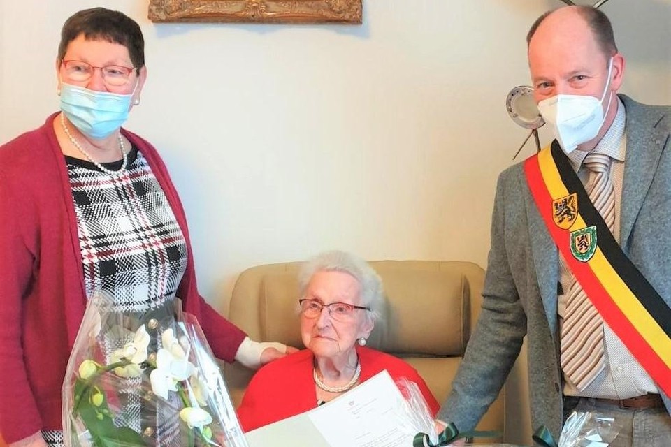 De 105-jarige Thelma Rootsaert werd coronaveilig in de bloemetjes gezet. 