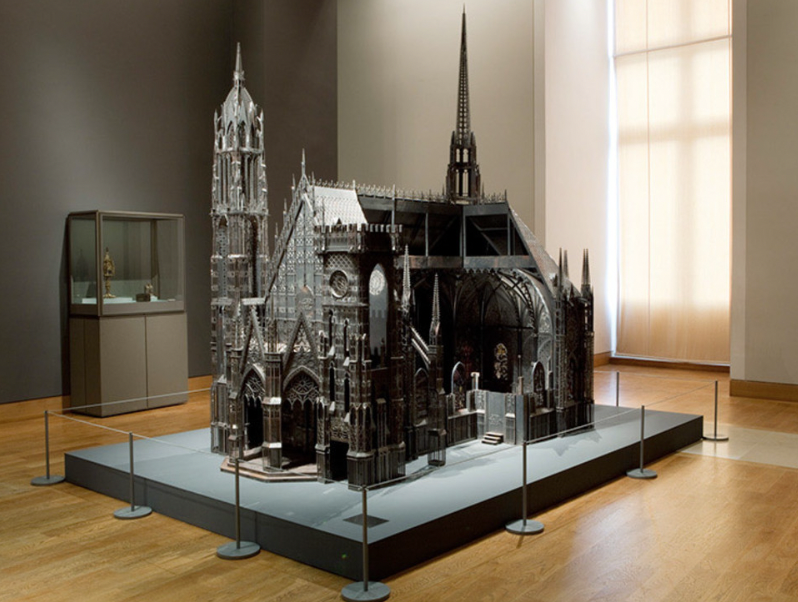 The discussion revolved around Chapel, a work of art by Delvoye.