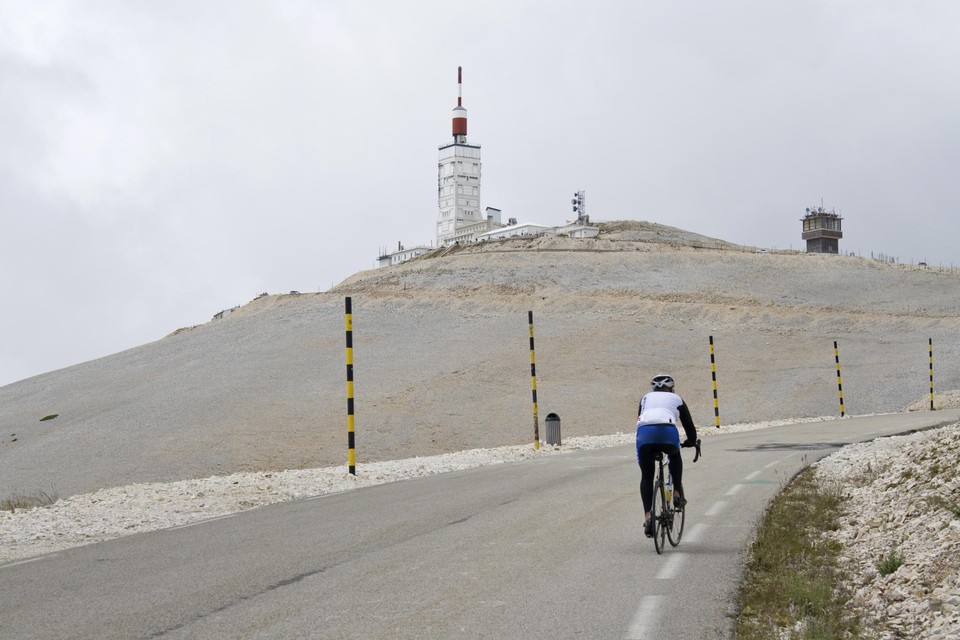 De fietser was met enkele vrienden de Mont Ventoux aan het afdalen (archiefbeeld).