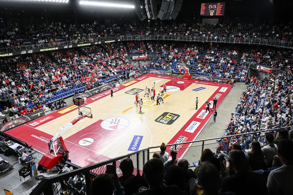 A full Lotto Arena with 5,000 spectators attended the third game of the final between Antwerp Giants and Ostend.