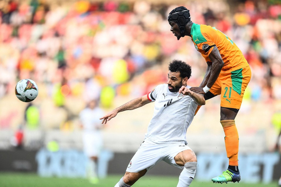 Mo Salah probeert Ivoorkust-verdediger Bailly van zich af te houden. 