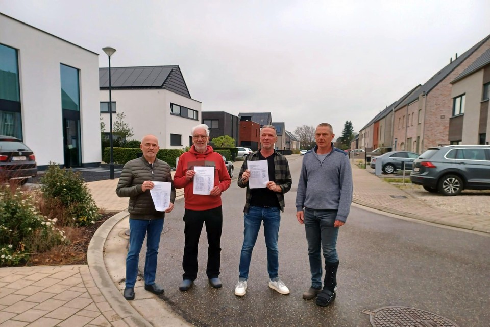 De bewoners van de Pastoor Dergentstraat protesteerden eind maart al met een petitie tegen de plannen voor een blauwe zone in hun verkaveling. 