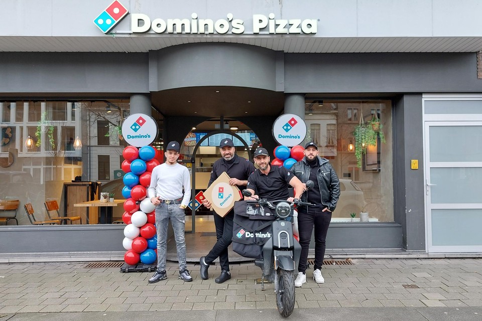Acht maanden na de brand gaat Domino's Pizza opnieuw open. Deze mannen zijn er duidelijk klaar voor.