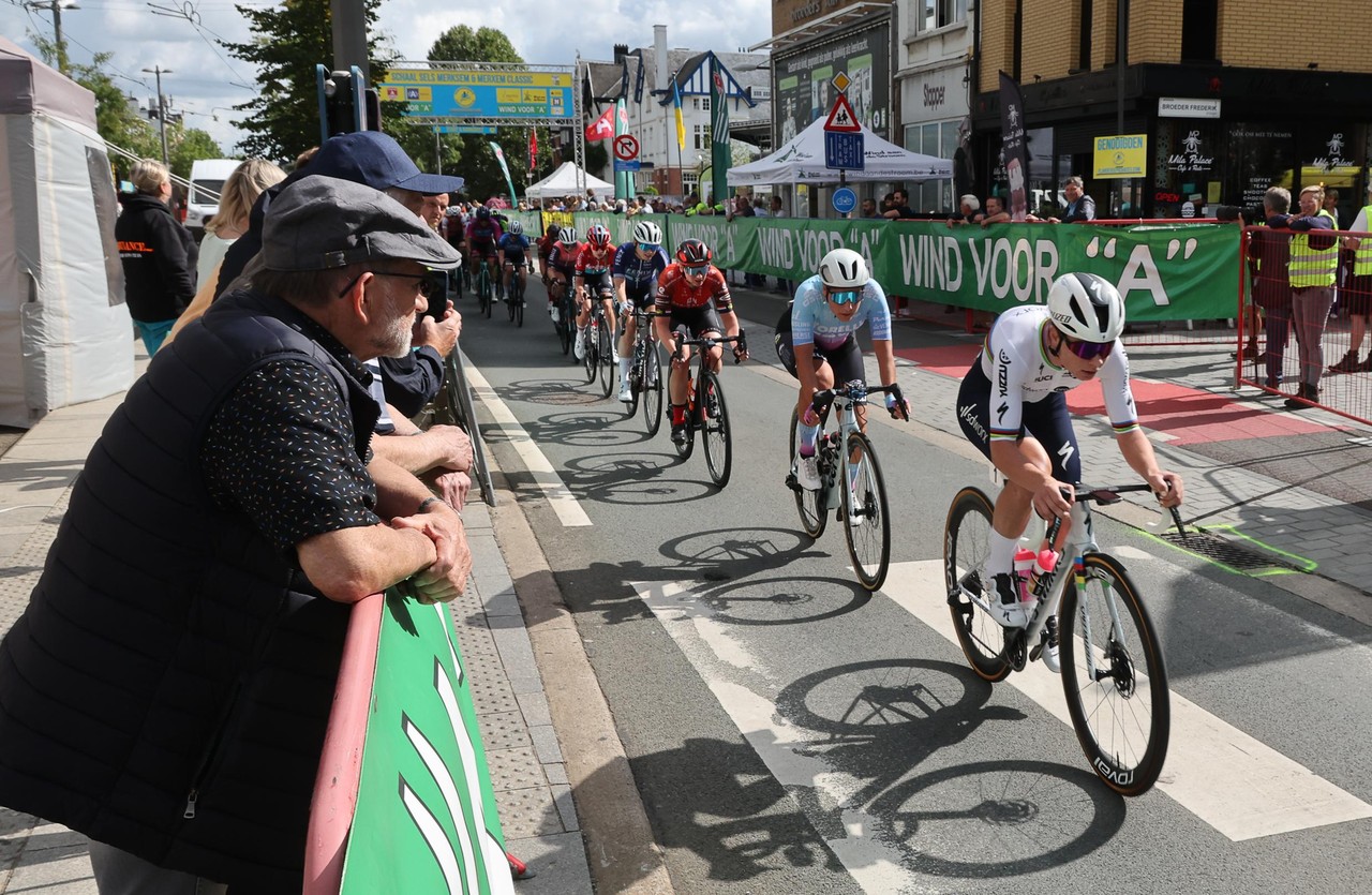 Lotte Kopecky wins Schaal Sels in new rainbow jersey •