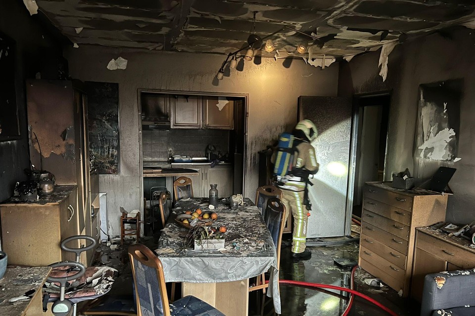 De brandweer had de brand in het appartementsgebouw snel onder controle. 