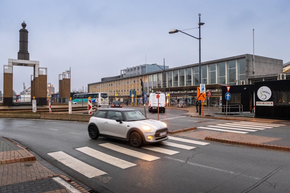 Het modernistische gebouw verdwijnt uit het straatbeeld.