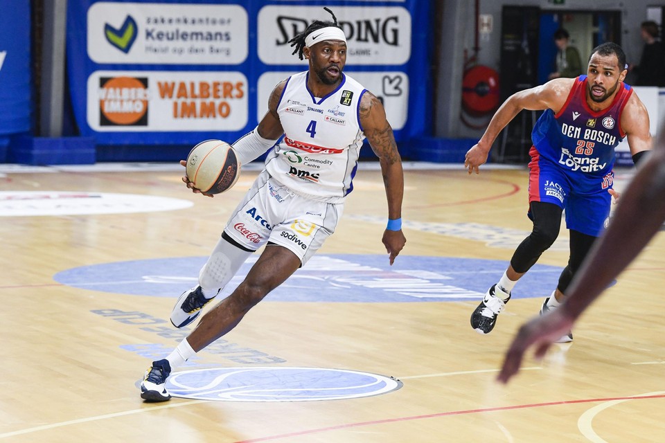 Despite a strong performance by Wen Mukubu Kangoeroes lost in Landstede Hammers Zwolle
