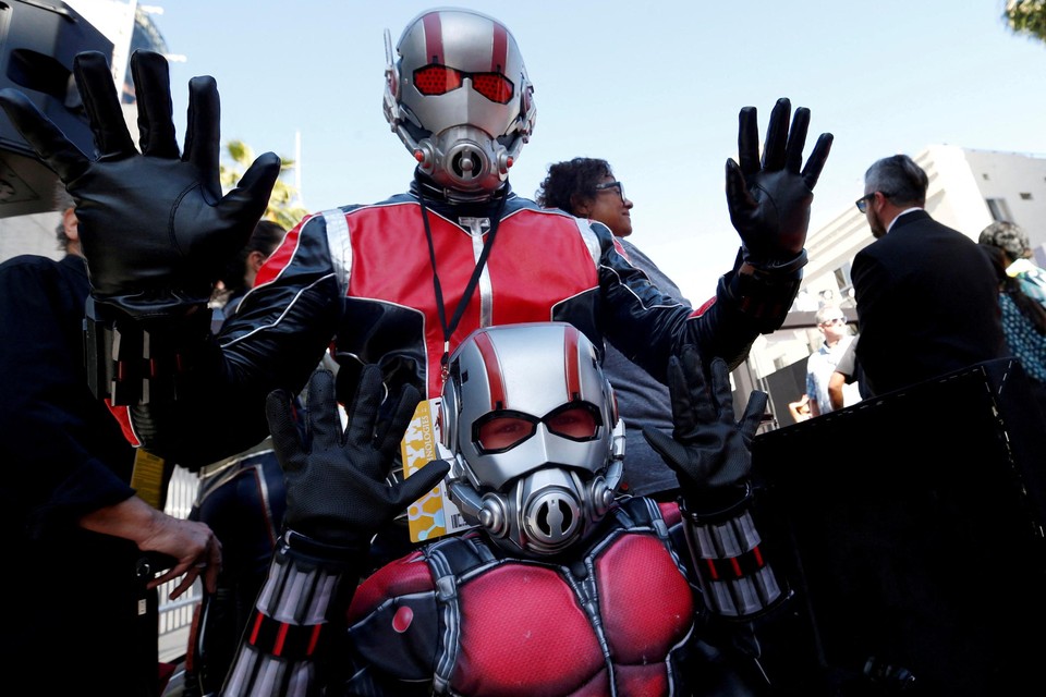 Twee fans verkleed als Ant-Man bij een filmpremière in Los Angeles. 
